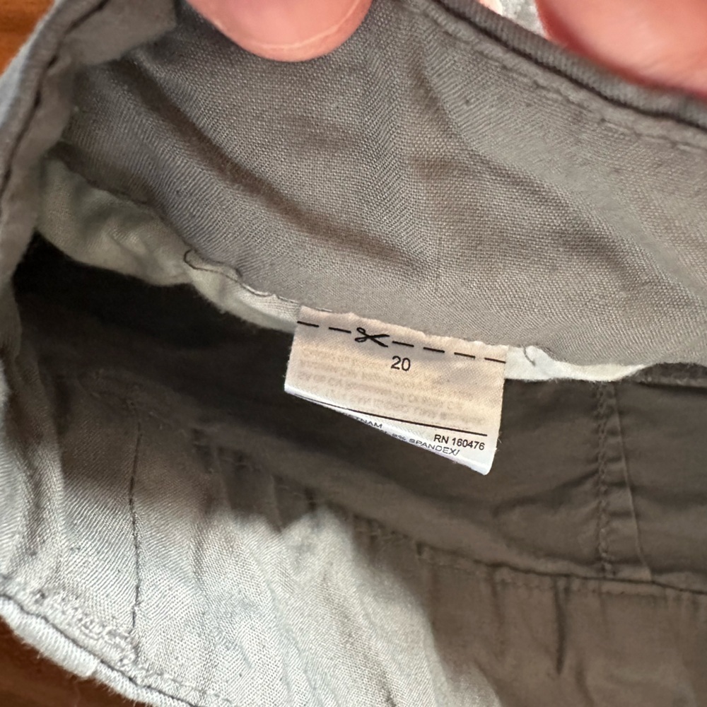 Old Navy Gray Mid Rise Everyday Shorts size 20 - Picture 4 of 4